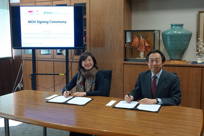Ms Terresa Yang, Chairman of HKRITA and Prof Hideaki Morikawa, Dean of Faculty of Textile Science and Technology, Shinshu University sign the MOU on behalf of the two parties. Photo - HKRITA
