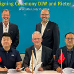 Rieter wins major follow-up order from DIW (Back row) Thomas Oetterli, CEO Rieter Group (left); Roger Albrecht, Head of Business Group Machines & Systems (Front row, from left to right): Liu Yifang, Vice Chairman, Shanghai Digital Intelligence World Industrial Technology Co., Ltd.; Michael Hubensteiner, Country Managing Director Rieter China; Michael Wang, Senior Vice President, Rieter Sales China