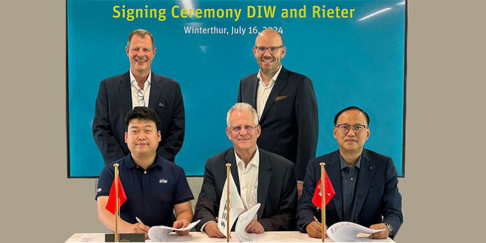 (Back row) Thomas Oetterli, CEO Rieter Group (left); Roger Albrecht, Head of Business Group Machines & Systems (Front row, from left to right): Liu Yifang, Vice Chairman, Shanghai Digital Intelligence World Industrial Technology Co., Ltd.; Michael Hubensteiner, Country Managing Director Rieter China; Michael Wang, Senior Vice President, Rieter Sales China