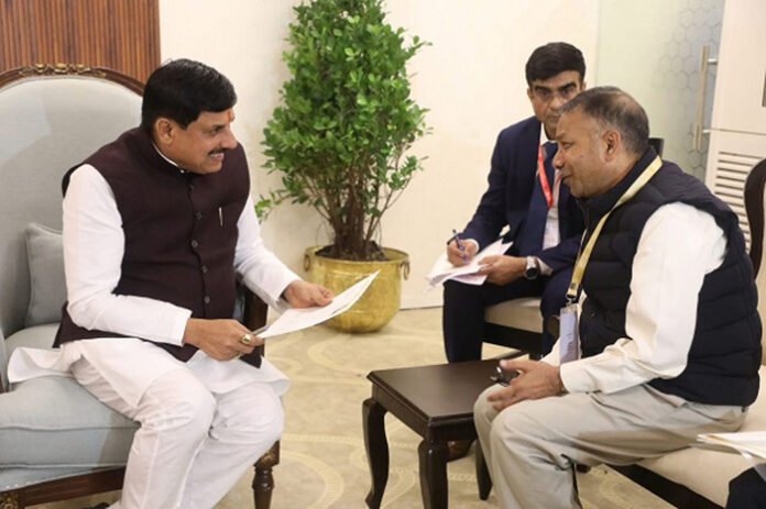 Trident Group Chairman Shri Rajinder Gupta with Madhya Pradesh Chief Minister Dr. Mohan Yadav in a meeting during “Invest Madhya Pradesh”: Regional Industry Conclave, Narmadapuram