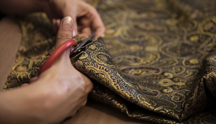 Cutting decorative tissue with scissors ITALIAN TEXTILE MACHINERY