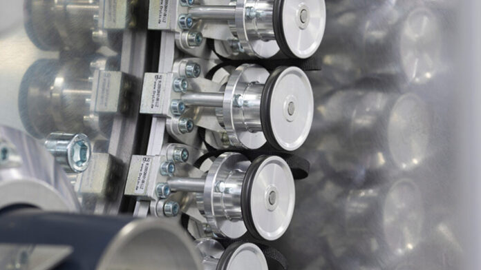 Barmag presented its innovative POY 2.0 spinning concept at ITMA Asia + CITME 2025. The new WINGS POY 2.0 winder integrated into this concept features an automatic string-up function for the first time. The new generation of the DIO spin pack (right) is significantly more compact.