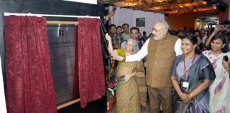 Union Minister of Textiles Shri Giriraj Singh inaugurates Handloom Haat: The Handloom Experience Centre at Janpath Giriraj Singh
